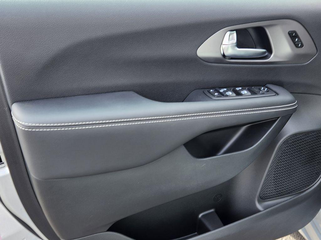 new 2026 Chrysler Pacifica car, priced at $46,926