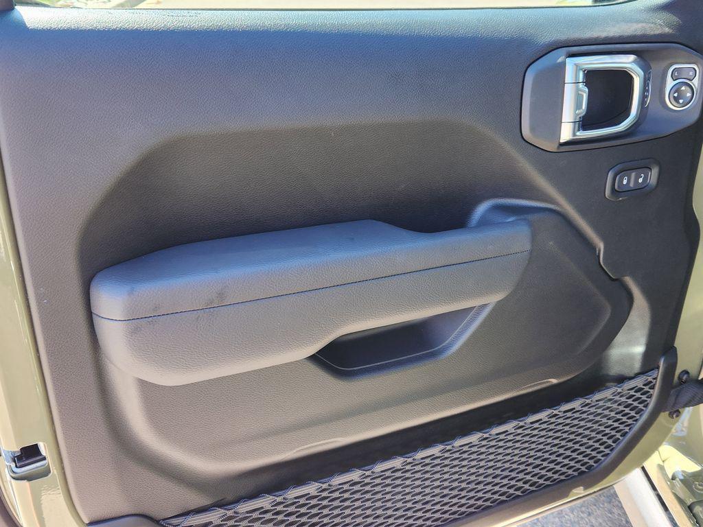 new 2025 Jeep Wrangler car, priced at $47,118