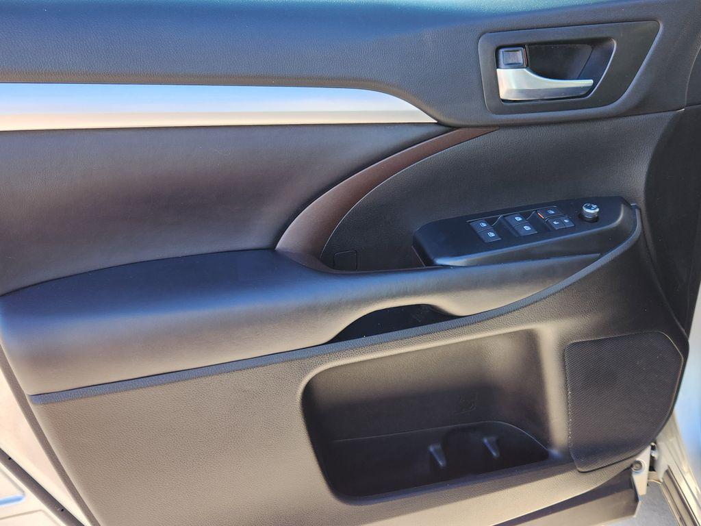 used 2018 Toyota Highlander car, priced at $27,795