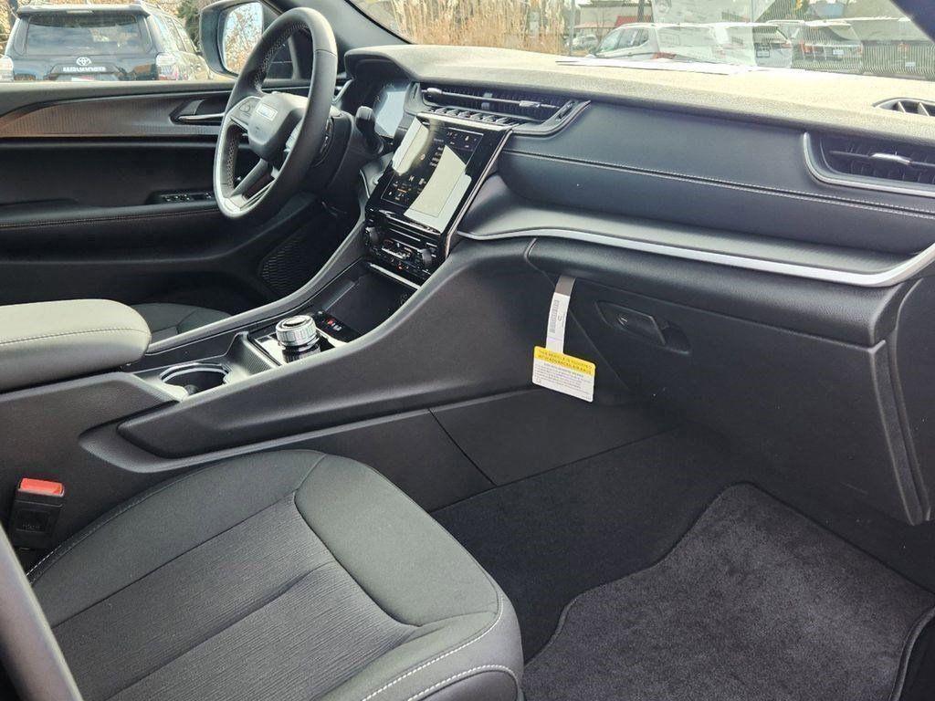 new 2025 Jeep Grand Cherokee car, priced at $33,550