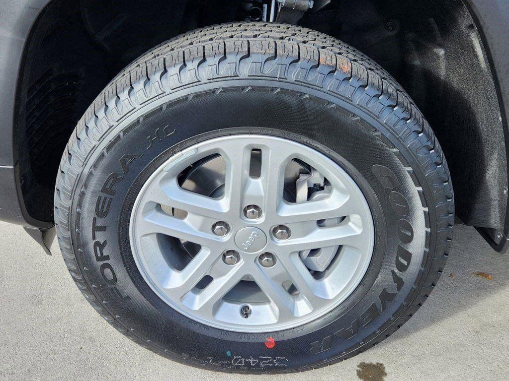 new 2025 Jeep Grand Cherokee car, priced at $35,808