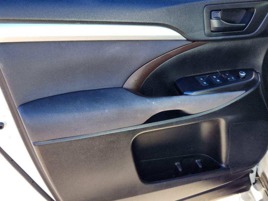 used 2016 Toyota Highlander car, priced at $17,395