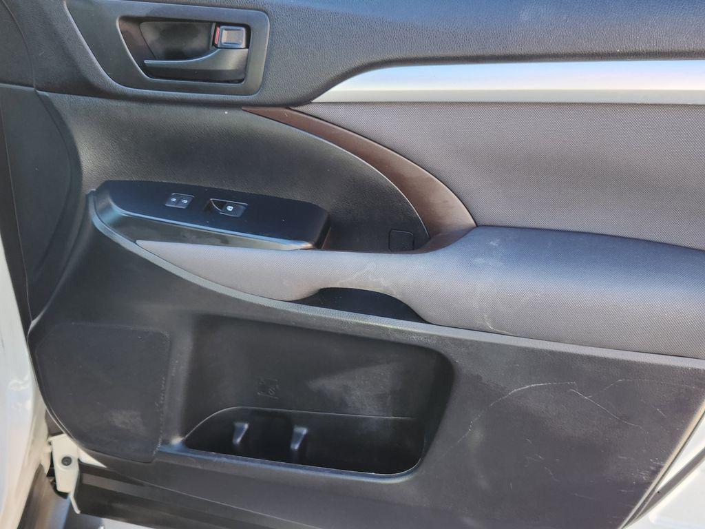 used 2016 Toyota Highlander car, priced at $17,395