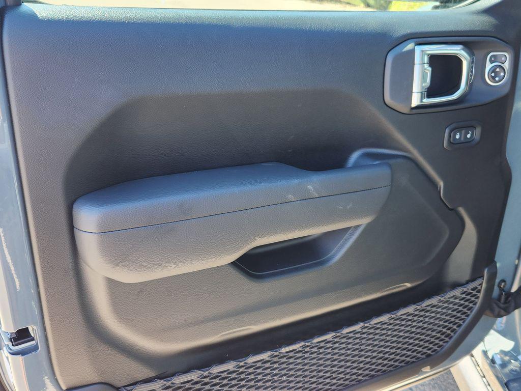 new 2025 Jeep Wrangler car, priced at $45,557