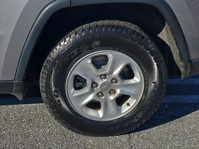 used 2016 Jeep Grand Cherokee car, priced at $17,500