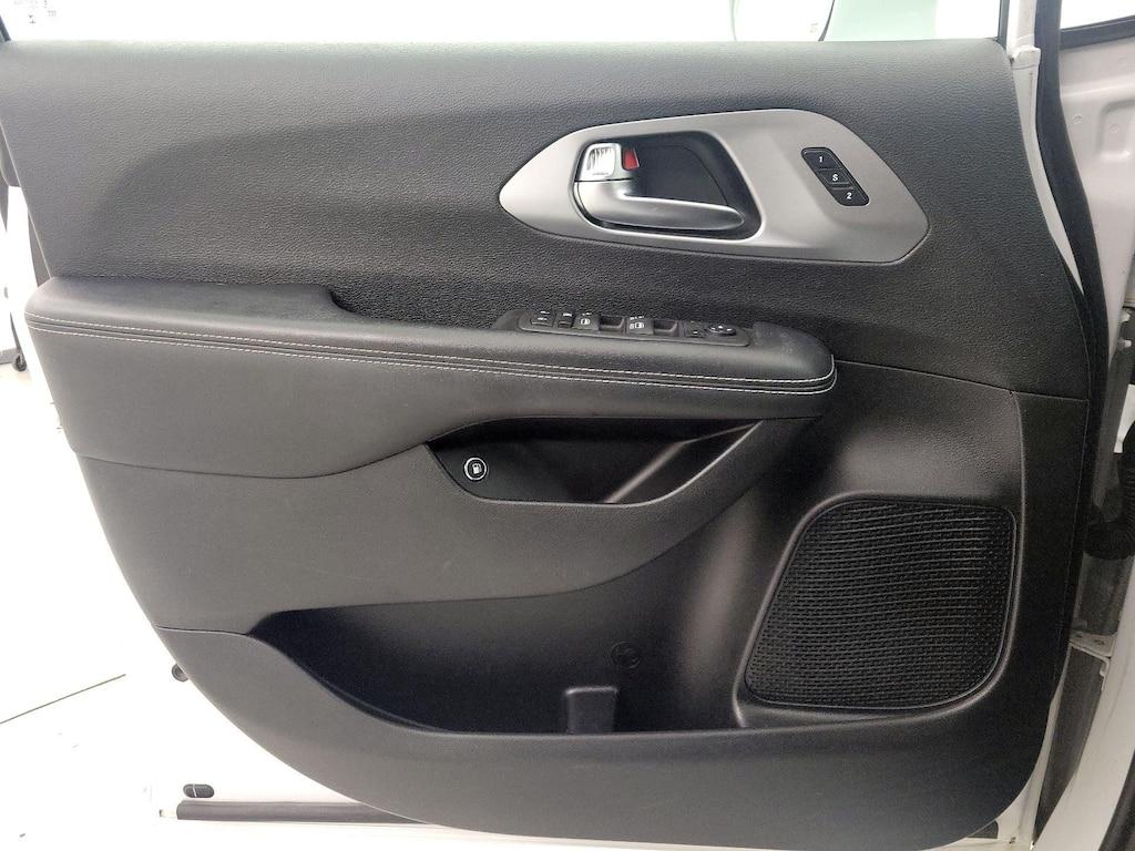 used 2022 Chrysler Pacifica Hybrid car, priced at $25,998