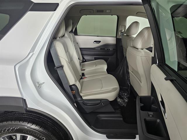 new 2025 Nissan Pathfinder car, priced at $39,925