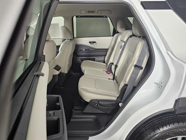 new 2025 Nissan Pathfinder car, priced at $39,925