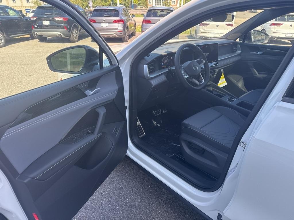 new 2025 Volkswagen Tiguan car, priced at $37,992