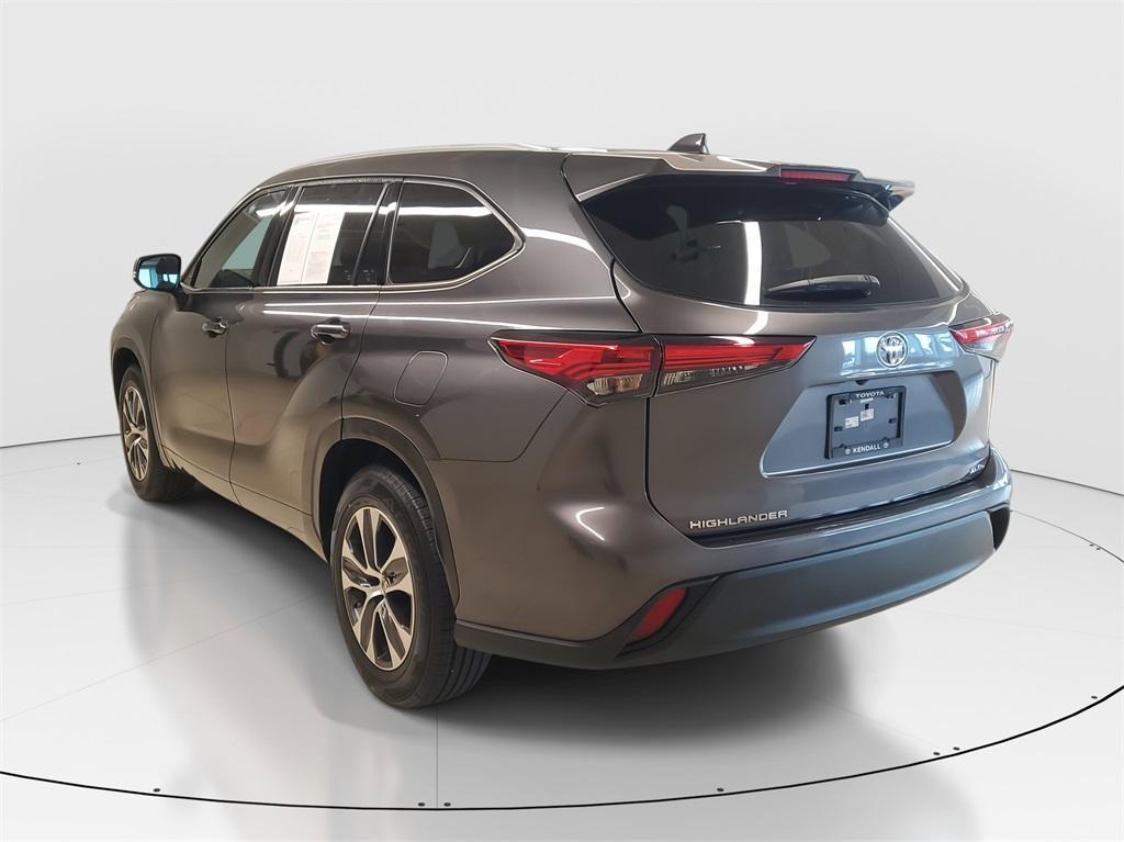 used 2022 Toyota Highlander car, priced at $33,451