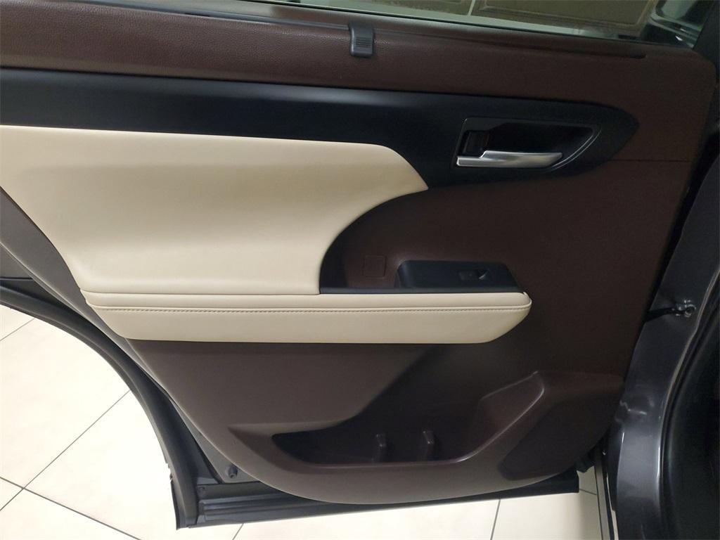 used 2022 Toyota Highlander car, priced at $33,451