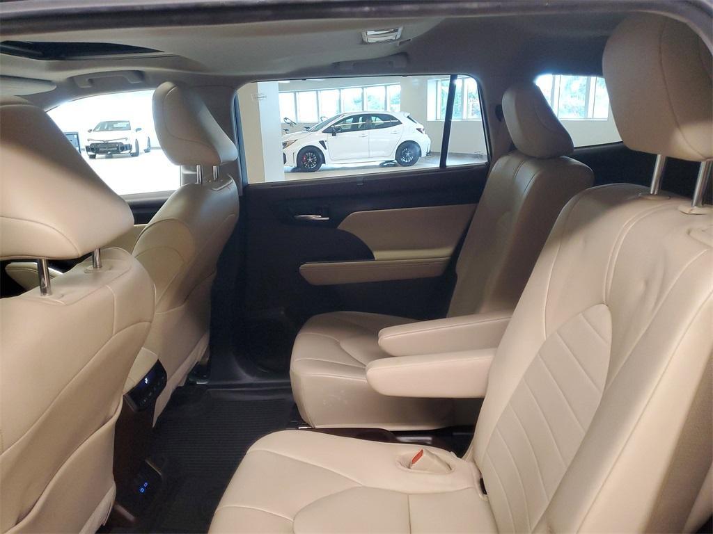 used 2022 Toyota Highlander car, priced at $33,451
