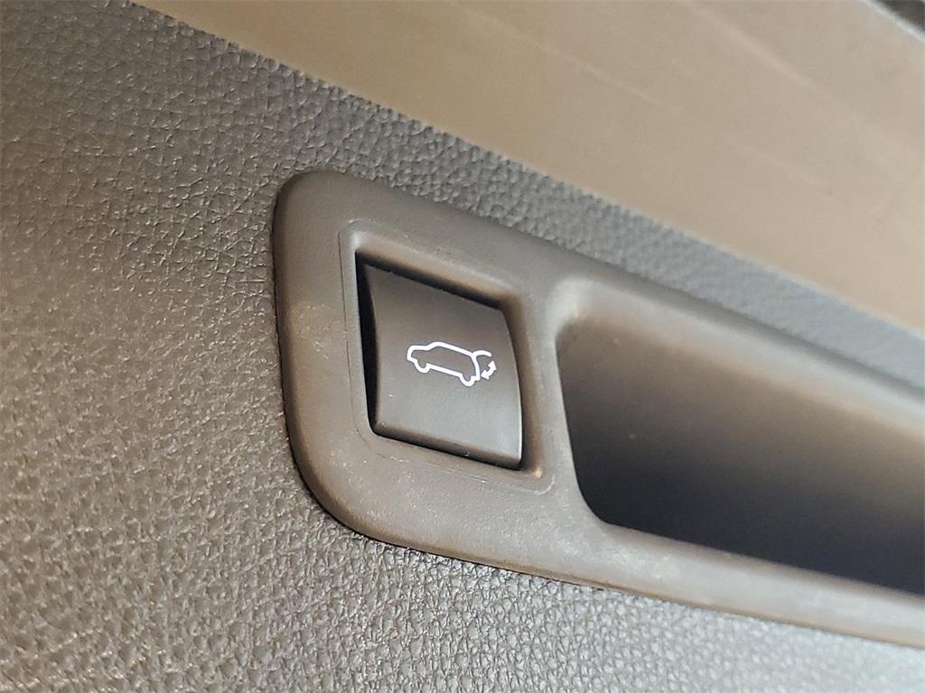 used 2022 Toyota Highlander car, priced at $33,451
