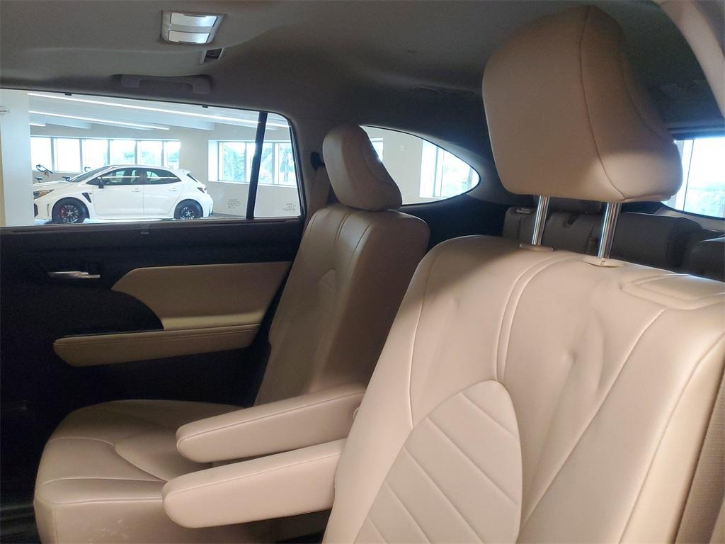 used 2022 Toyota Highlander car, priced at $33,451