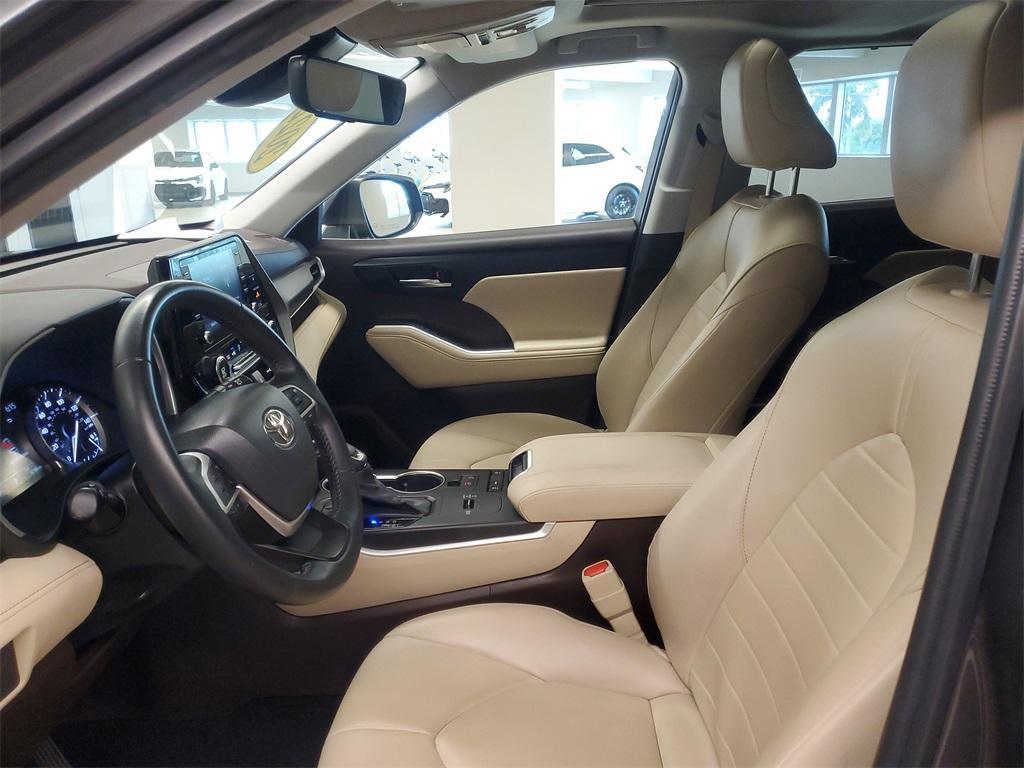 used 2022 Toyota Highlander car, priced at $33,451