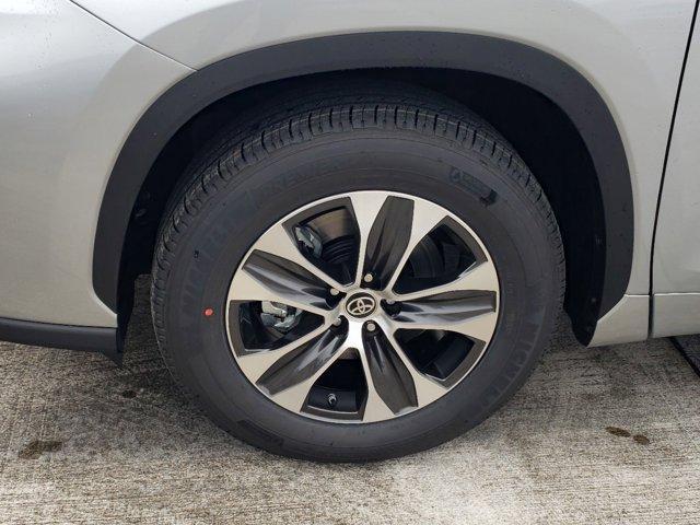 used 2022 Toyota Highlander car, priced at $30,454