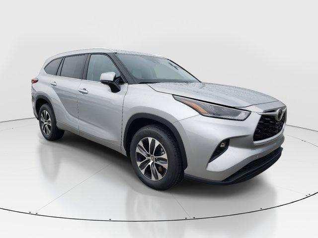 used 2022 Toyota Highlander car, priced at $30,454