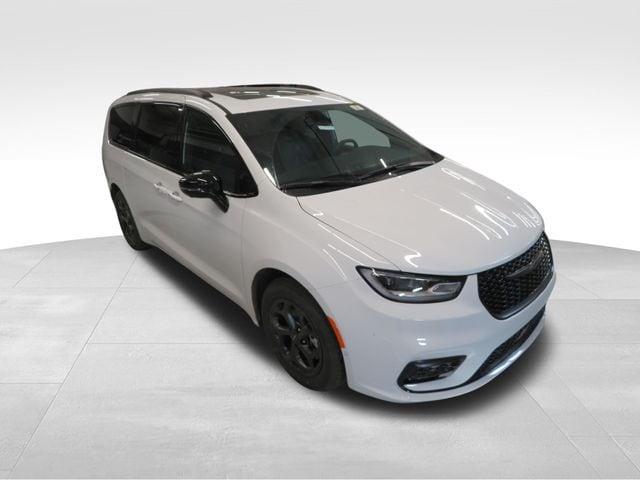 new 2024 Chrysler Pacifica Hybrid car, priced at $56,362