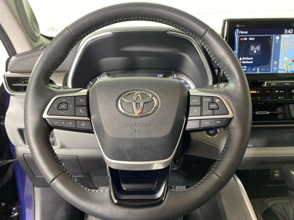 used 2022 Toyota Highlander car, priced at $39,927