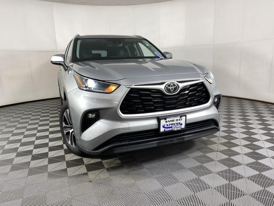 used 2021 Toyota Highlander car, priced at $33,464