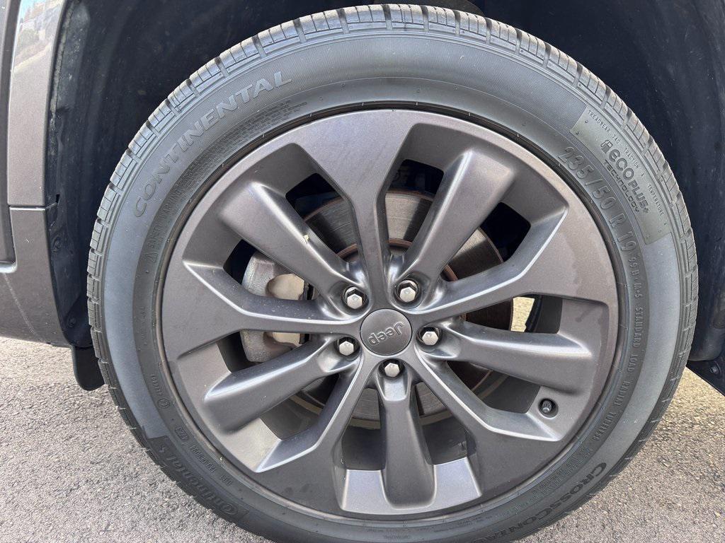 used 2019 Jeep Cherokee car, priced at $15,495