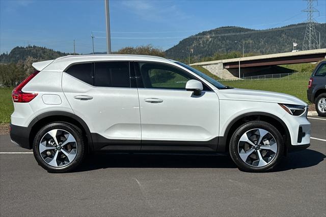 new 2025 Volvo XC40 car