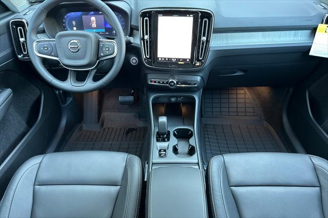 new 2025 Volvo XC40 car