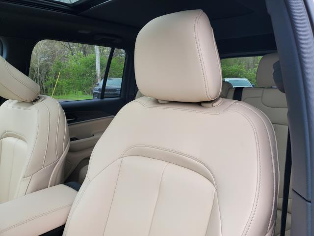 new 2025 Jeep Grand Cherokee car, priced at $45,996