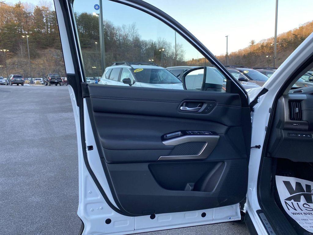 new 2025 Nissan Pathfinder car, priced at $51,720