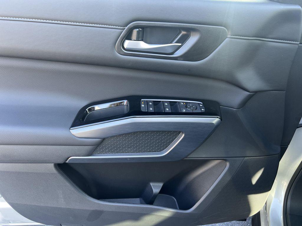 new 2025 Nissan Pathfinder car, priced at $46,752