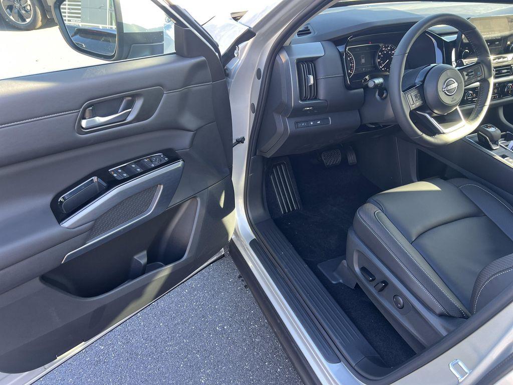 new 2025 Nissan Pathfinder car, priced at $46,752