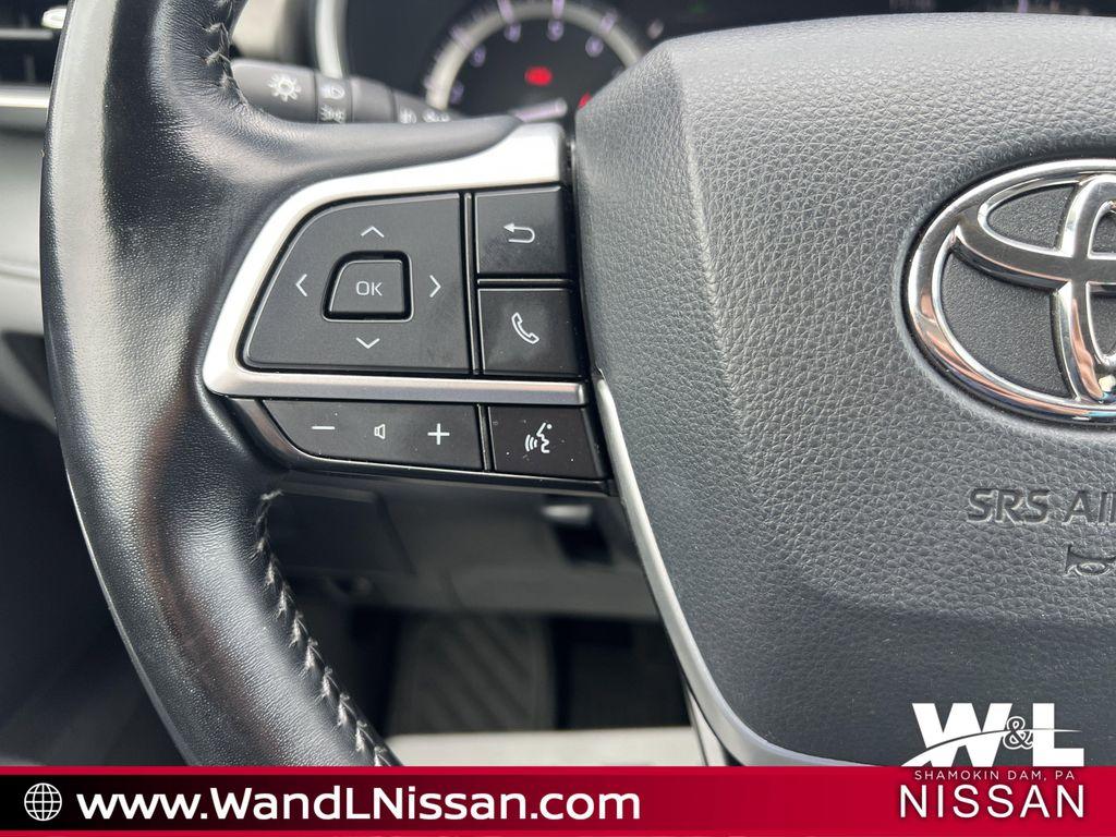 used 2022 Toyota Highlander car, priced at $36,454