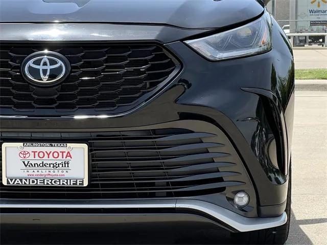 used 2022 Toyota Highlander car, priced at $37,894