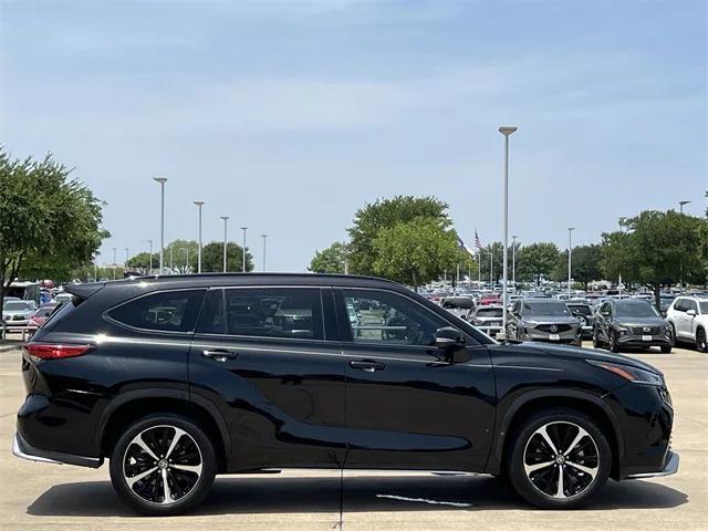 used 2022 Toyota Highlander car, priced at $37,894