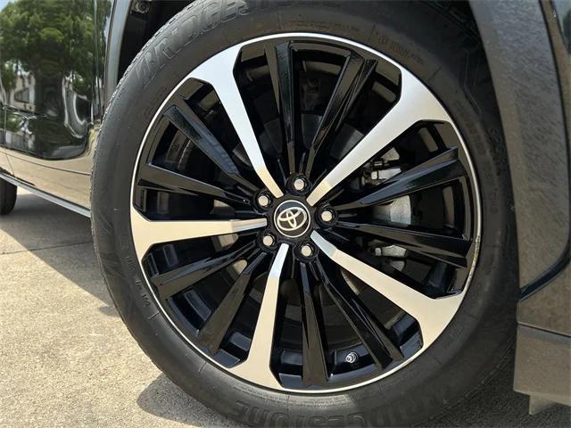 used 2022 Toyota Highlander car, priced at $37,894