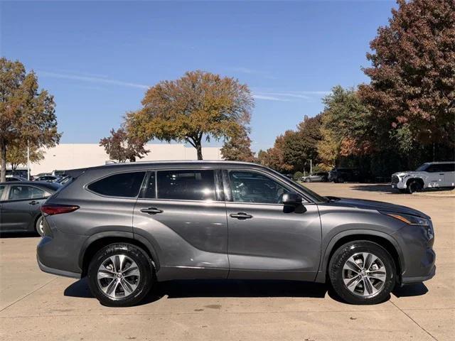 used 2021 Toyota Highlander car, priced at $31,554