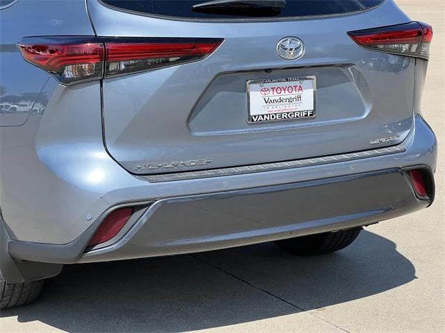 used 2023 Toyota Highlander car, priced at $33,984