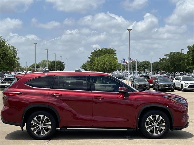used 2022 Toyota Highlander car, priced at $35,884
