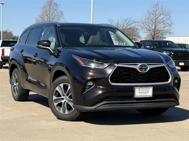 used 2021 Toyota Highlander car, priced at $32,402