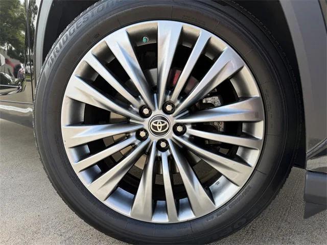 used 2021 Toyota Highlander car, priced at $35,994