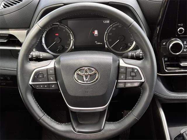used 2023 Toyota Highlander car, priced at $41,567
