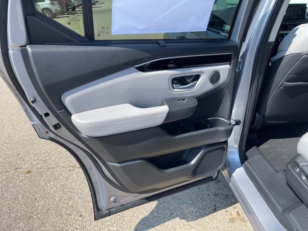 new 2025 Honda Pilot car, priced at $47,626