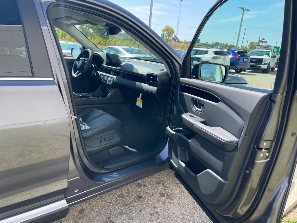 new 2025 Honda Pilot car, priced at $47,095