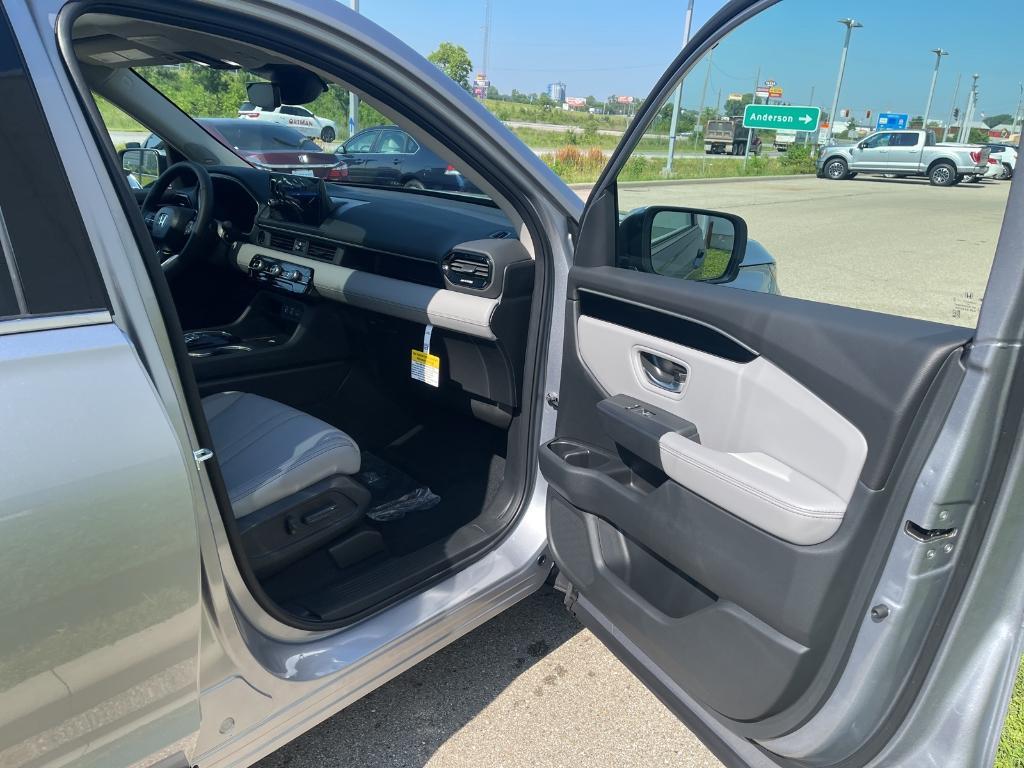 new 2025 Honda Pilot car, priced at $52,950