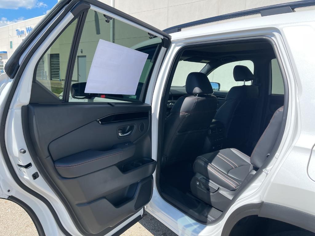 new 2025 Honda Pilot car, priced at $51,350