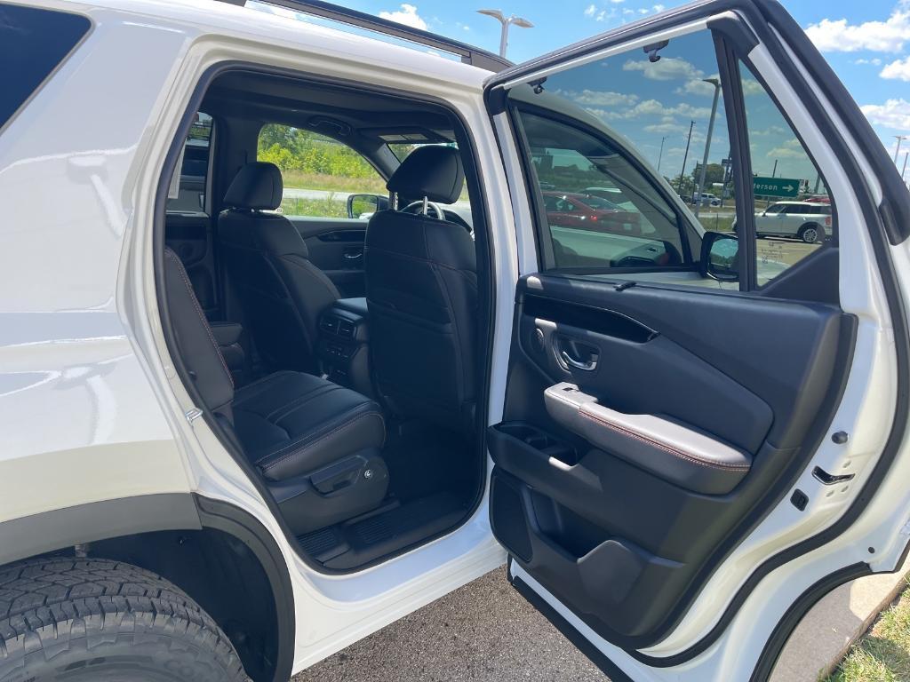 new 2025 Honda Pilot car, priced at $51,350