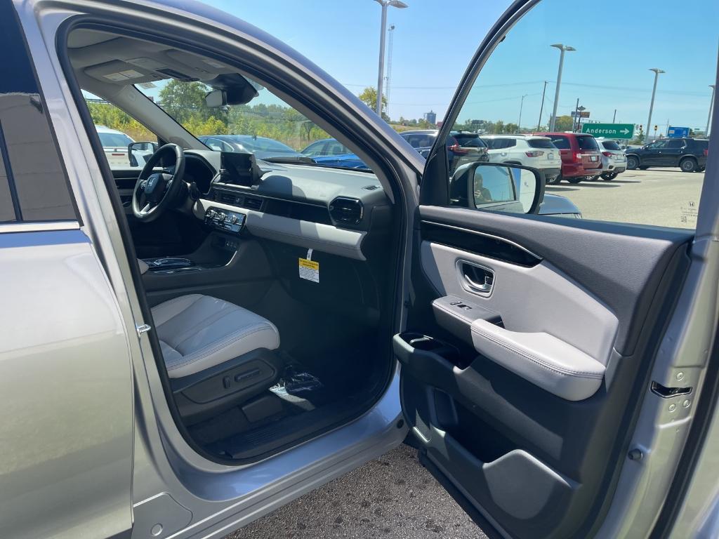 new 2025 Honda Pilot car, priced at $51,095