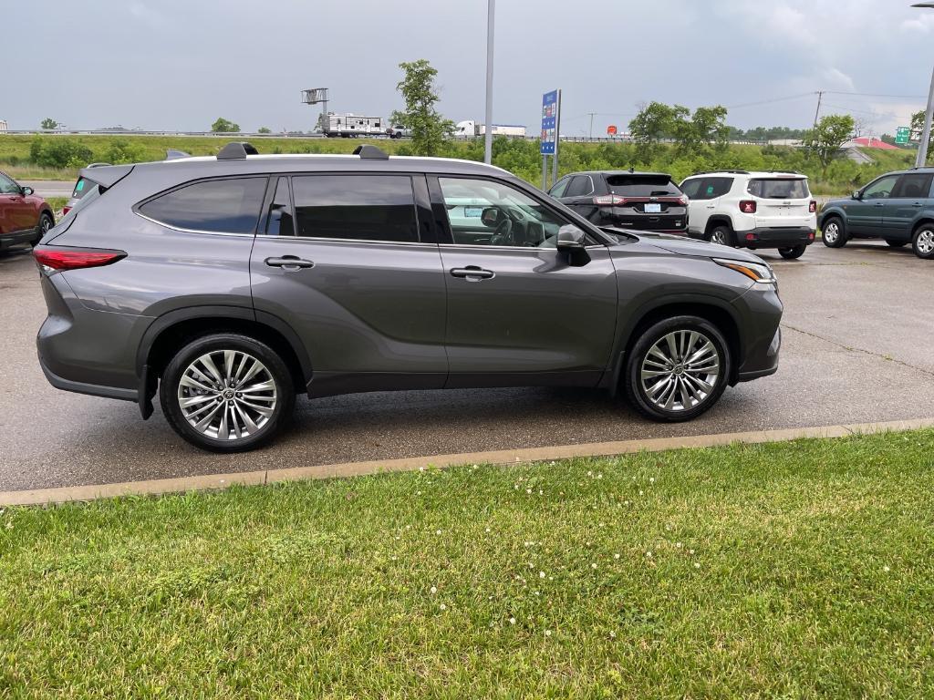 used 2021 Toyota Highlander car, priced at $40,748