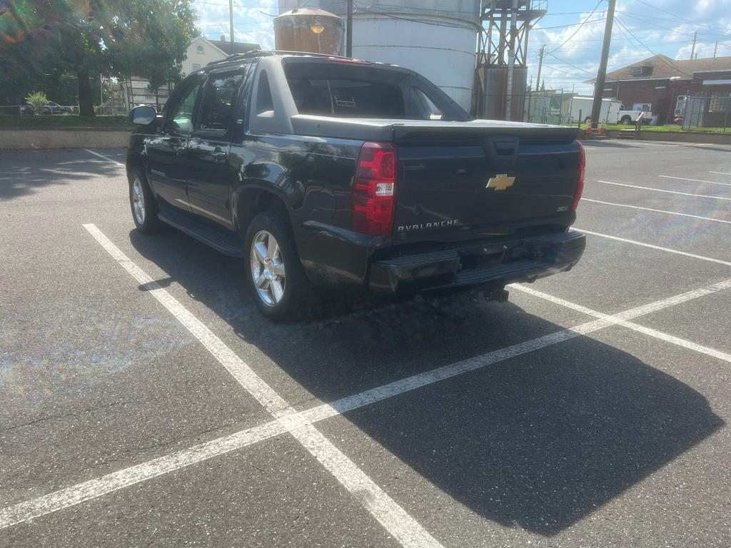 used 2007 Chevrolet Avalanche car, priced at $6,500