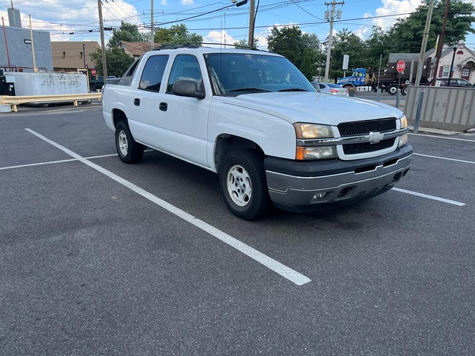 used 2005 Chevrolet Avalanche car, priced at $4,400